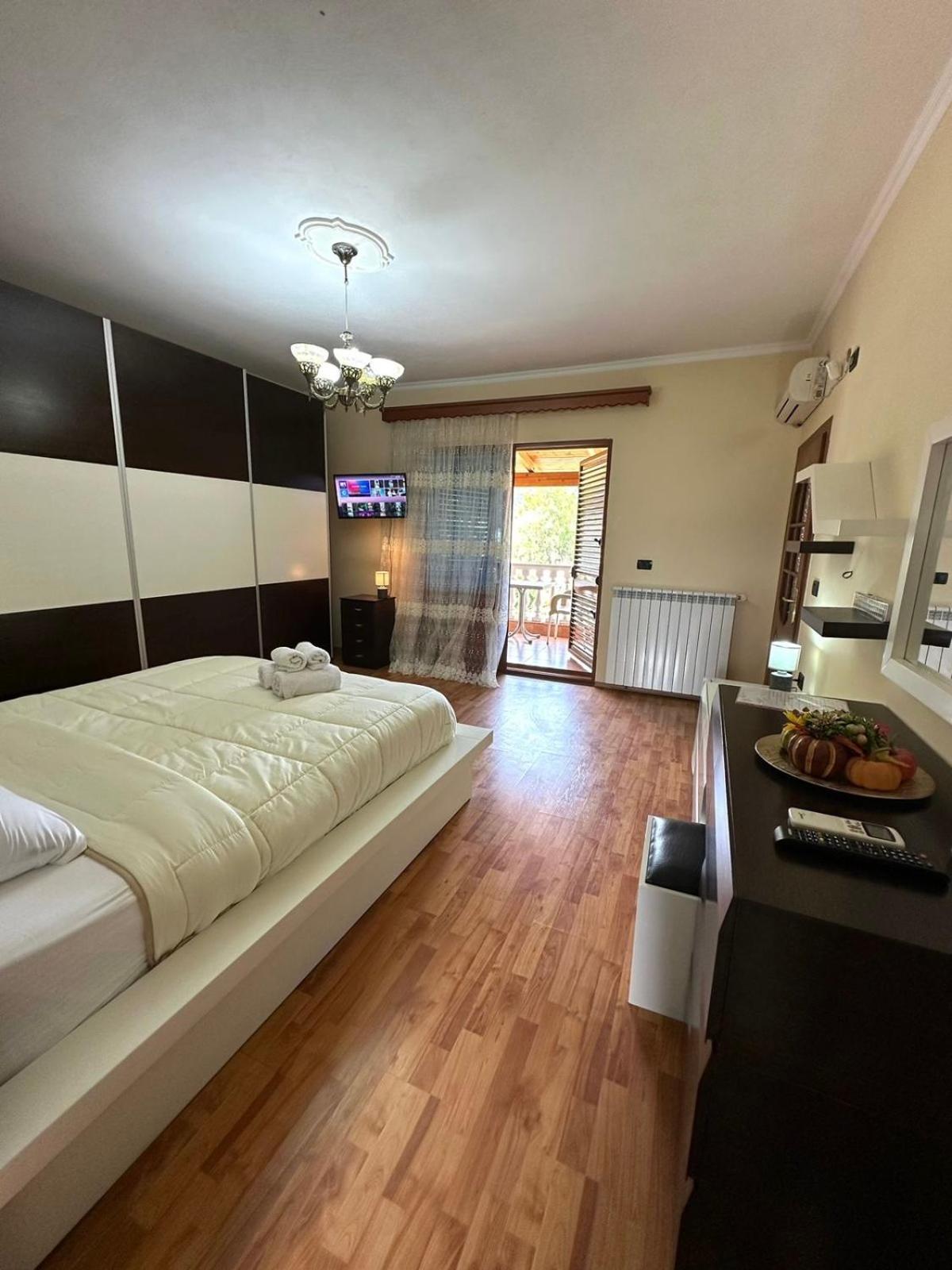 Guest House Pulake Berat Eksteriør billede